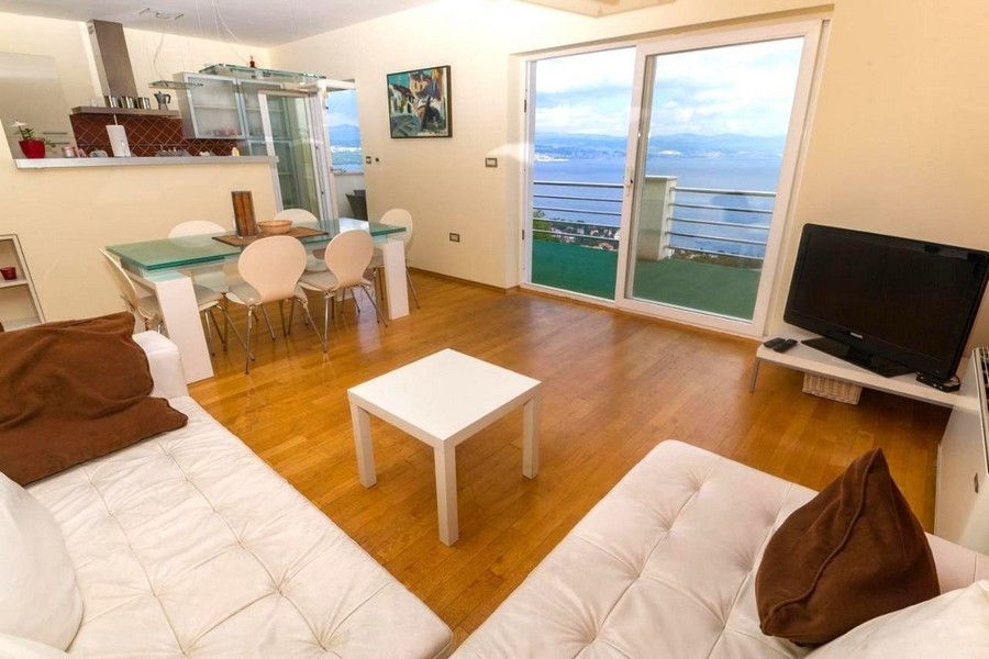 Világos és nyitott lakóterek fantasztikus kilátással a tengerre