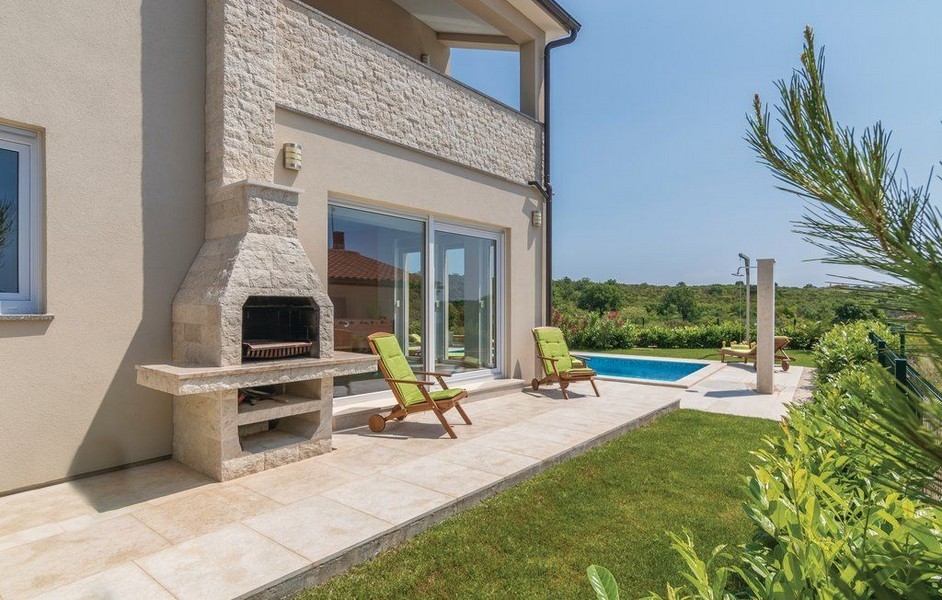 Családi ház nagy kerttel és tengerre néző kilátással