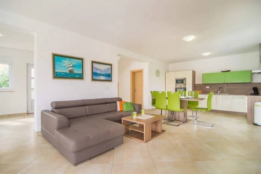 Világos és nyitott konyha-nappali teraszkapcsolattal