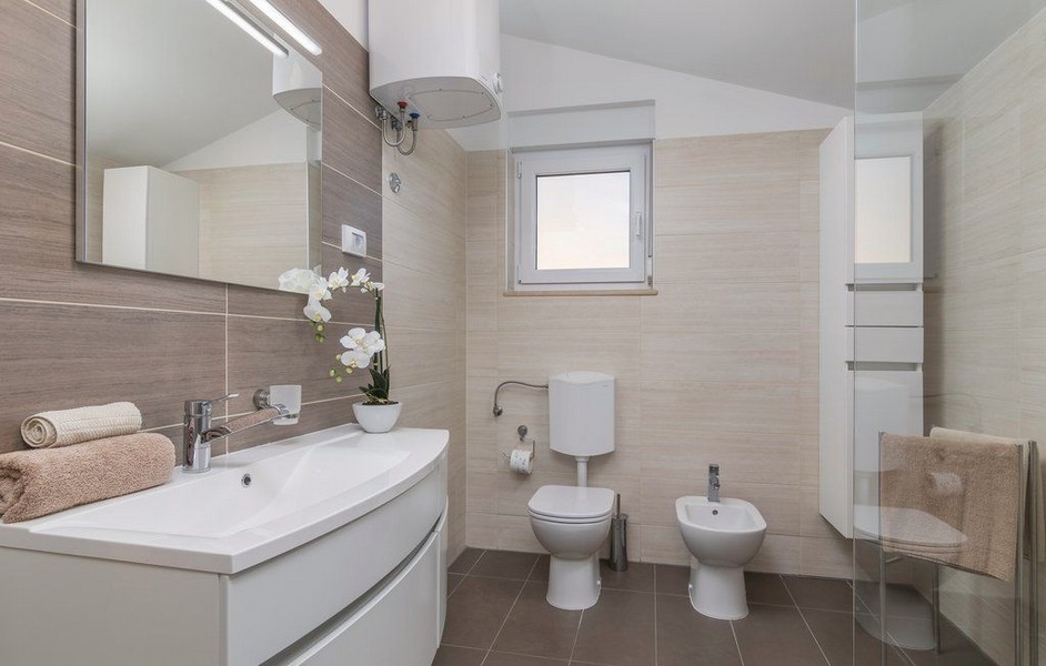 Nagy, modern fürdőszoba ablakkal