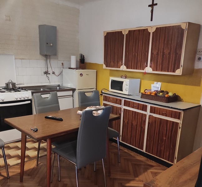 Bútorozott ház konyhával