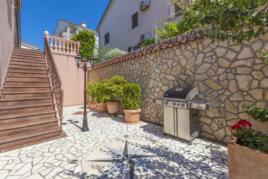 Burkolt grillező a bérház előtt Horvátországban