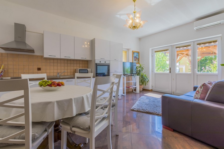 Tágas, világos étkező konyhával egy horvát tengerparti ingatlanban