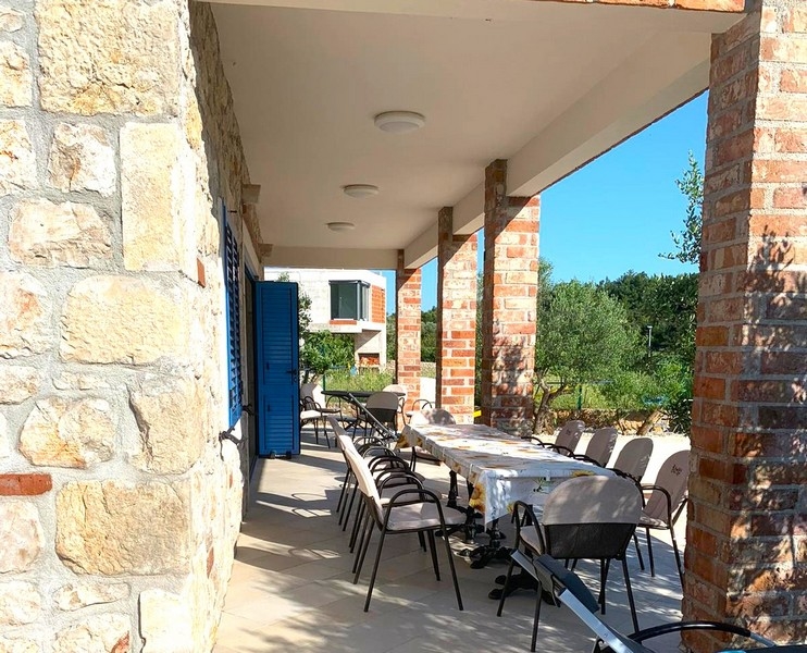 Horvátországi kőház fedett szabadtéri étkezőrésze eladó, összejövetelekre tökéletes.