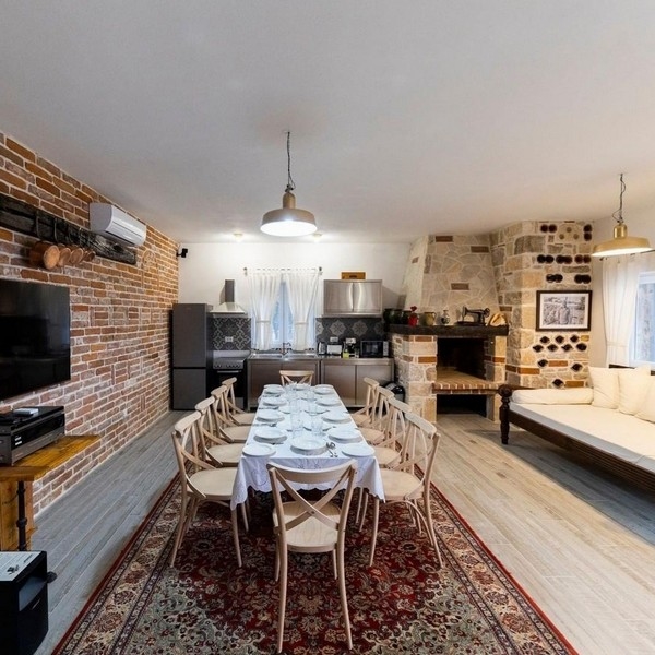 Horvátországban hagyományos kőházban tágas és kivilágított étkező és nappali eladó.