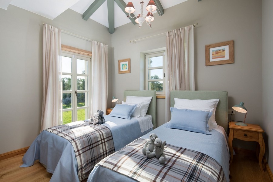 Kétágyas szoba egy horvát villában, vidéki belső terekkel és kilátással a környező természetre. Ideális gyermekek vagy vendégek számára