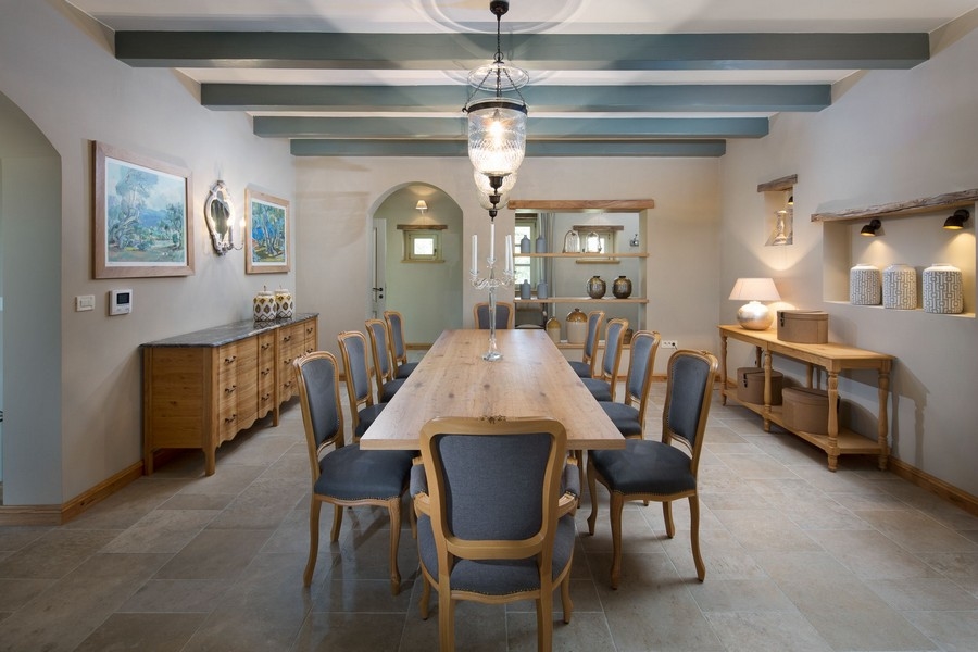 Nagy étkező hosszú faasztallal egy horvát villában, tökéletes társasági estékre