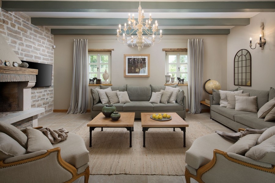 Hangulatos nappali kandallóval és elegáns bútorokkal egy horvátországi villában, barátságos és stílusos