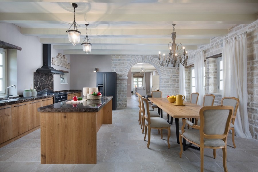 Modern konyha faszigettel, csillárokkal és hosszú étkezőasztallal, készen az étkezésre - Villa eladó Horvátország H2879