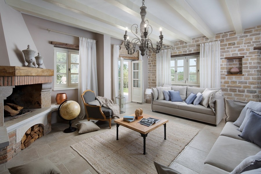 Hangulatos nappali kandallóval, kényelmes kanapékkal és a függönyökön át beszűrődő természetes fénnyel - Real Estate Croatia