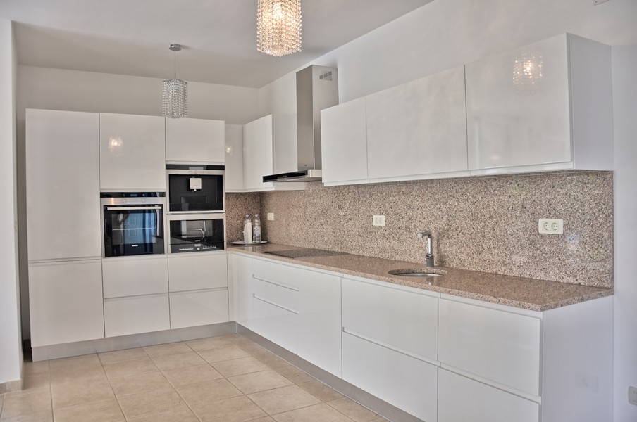 Modern konyha Isztria tengerparti házban eladó.