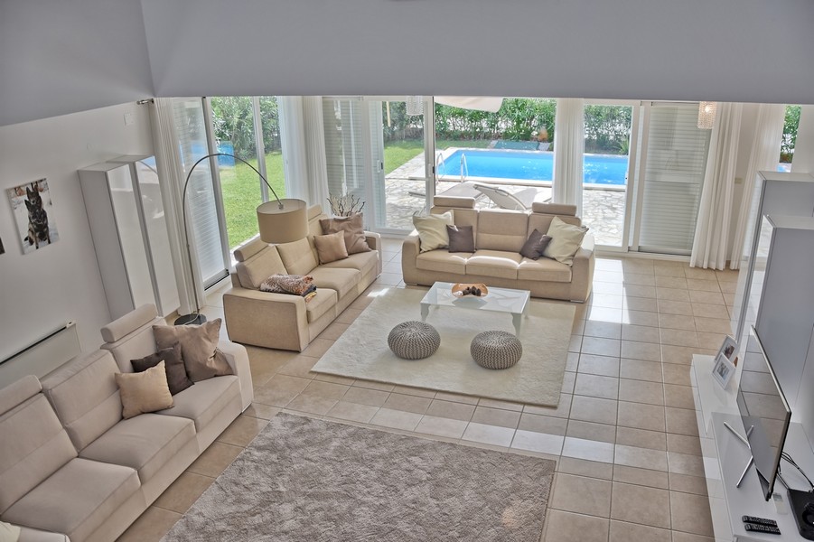 Eladó egy medencés ház modern belső terei Isztrián.