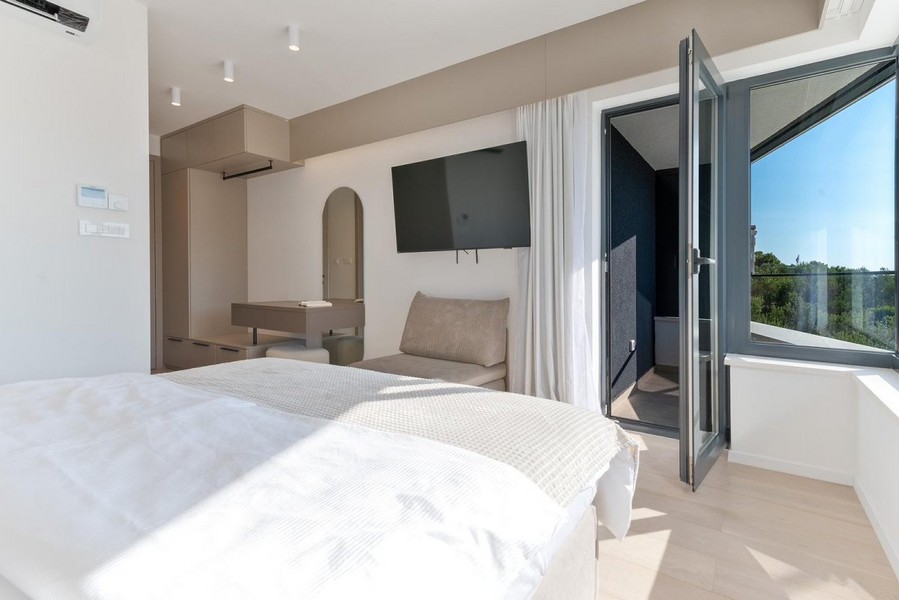 Eladó egy hálószoba egy horvát villában modern kialakítással, erkély kijárattal.