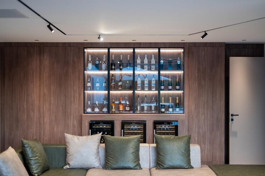 Elegáns otthoni bár luxusvillában Horvátországban faburkolattal és világítással eladó.