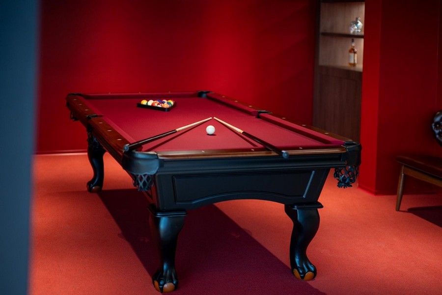 Eladó egy biliárd szoba egy horvátországi villában piros falakkal és egy luxus biliárdasztallal.