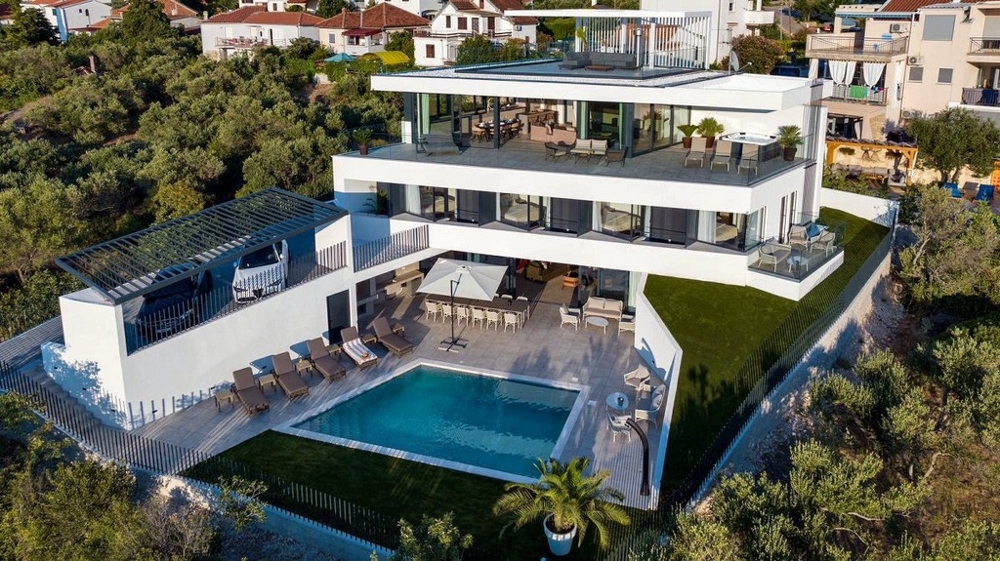 Horvátországi eladó villa légi felvétele tetőterasszal és medencével.