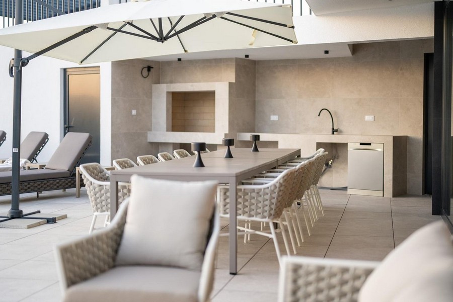 Eladó egy villa terasza Horvátországban étkezővel, napvédelemmel.