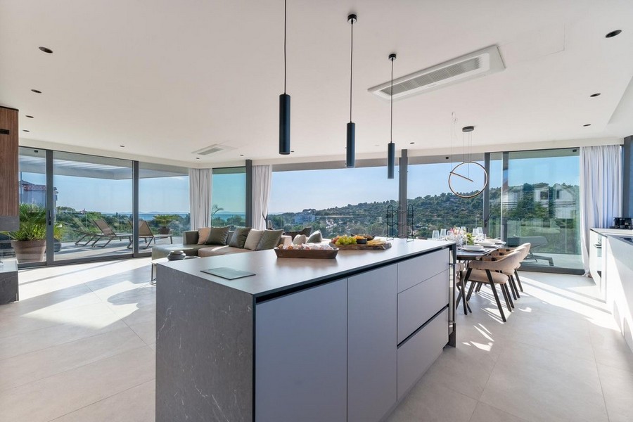 Horvátországi villa belseje modern konyhával és étkezővel.