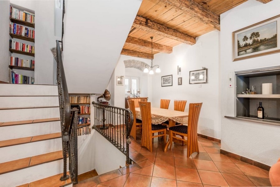 Étkező egy horvát ingatlan belső terében fagerendákkal és lépcsőkkel