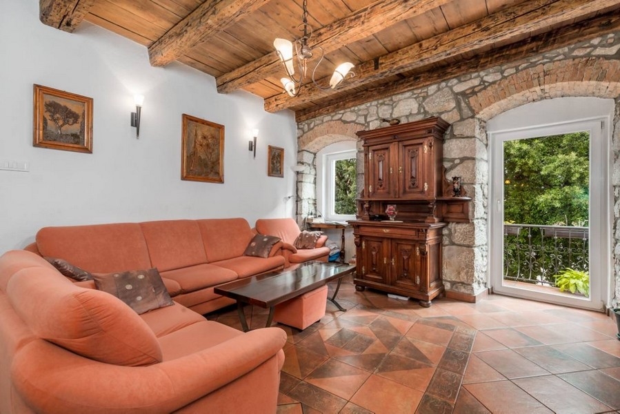 Egy horvátországi ingatlan nappalija téglaívvel és kijárattal az erkélyre