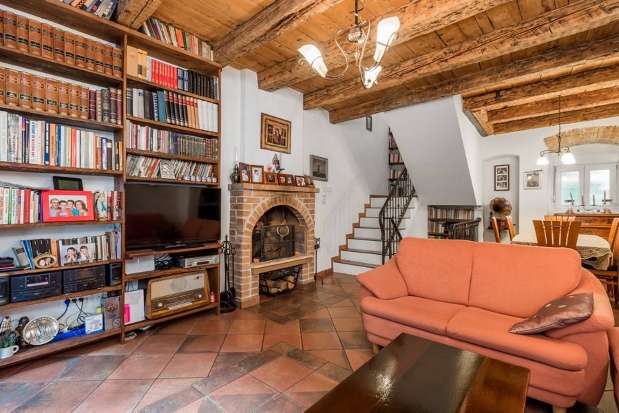 Nappali kandallóval és könyvespolcokkal egy horvát ingatlanban