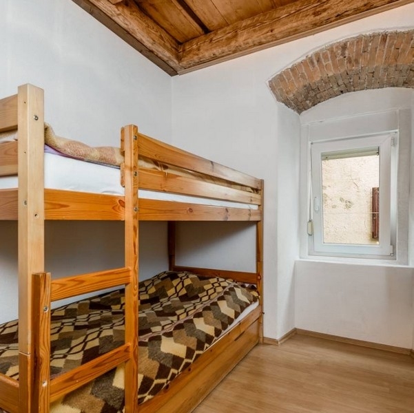 Második hálószoba emeletes ággyal egy horvátországi ingatlanban