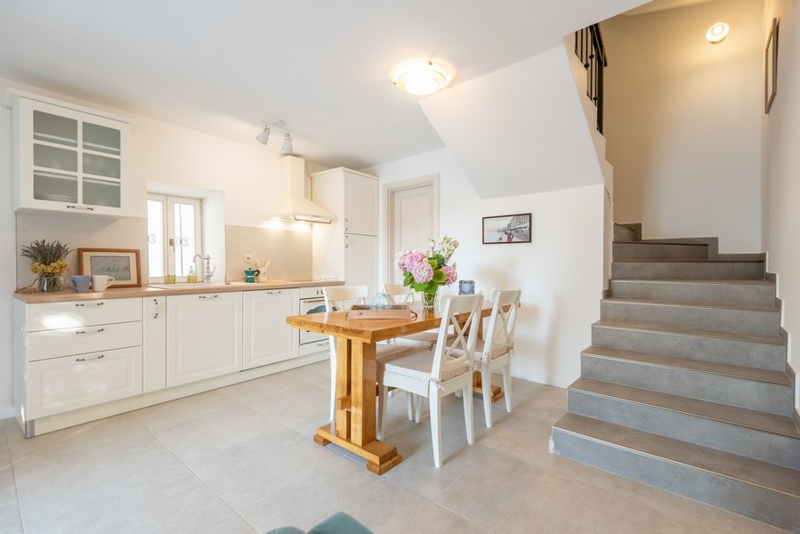 Világos konyha étkezővel egy horvátországi ingatlanban