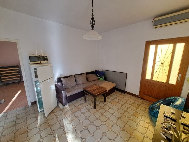 Tágas nappali egyszerű berendezéssel a Panorama Scouting által jegyzett horvát házban.