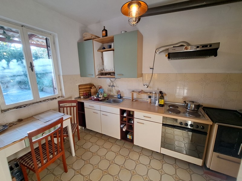 Hagyományos horvát konyha fehér szekrényekkel és ablakkal, a Panorama Scouting ingatlanlistájának része.