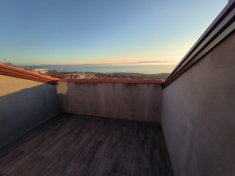 Horvátországi ingatlan üres tetőterasza, kilátással a környező tájra