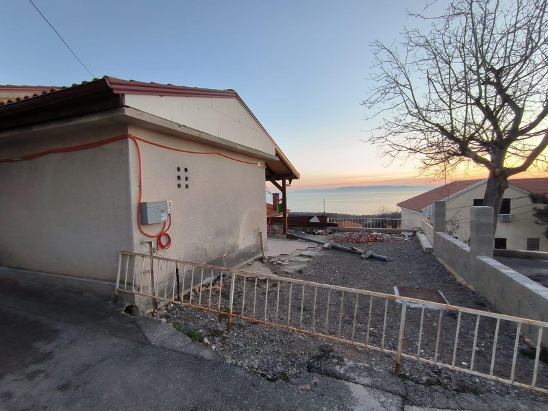 Egy horvátországi ingatlan külső képe, építési és felújítási területekkel