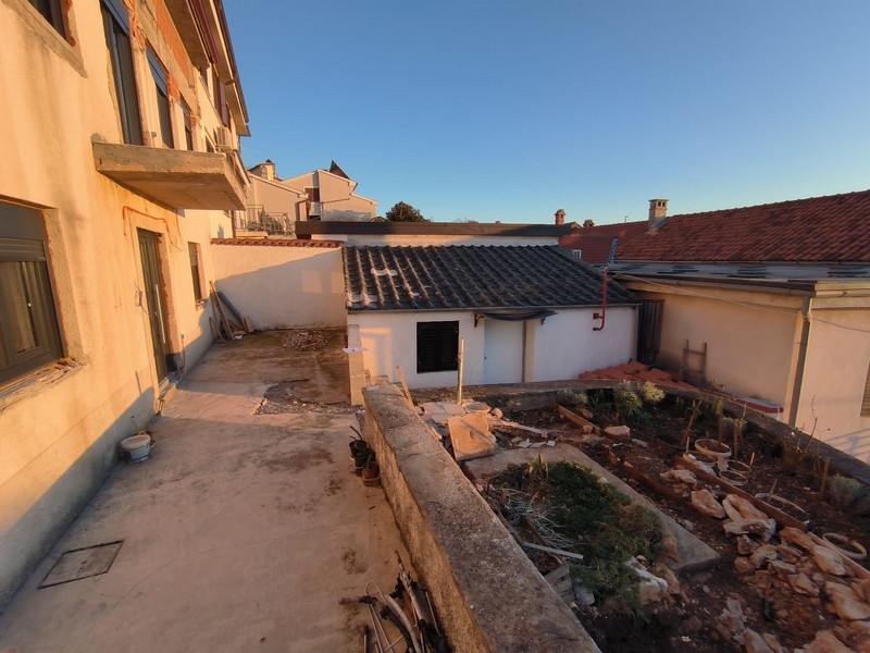 Horvátországi ingatlan hátsó udvara, kilátással a szomszédos épületekre és a kertre