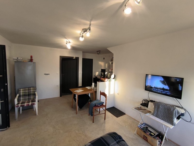 Újabb kilátás egy horvátországi ingatlan lakóterére, kilátással a bejárati ajtóra és a televízióra