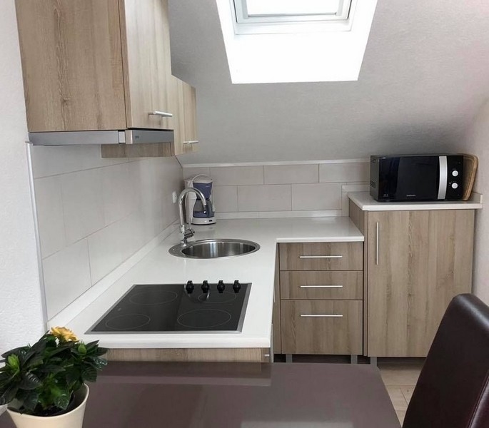 Kompakt és stílusos konyhasarok horvát ingatlanban