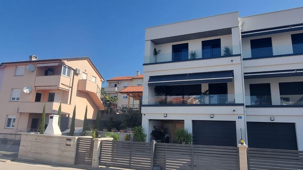 Modern, erkélyes ingatlan Horvátországban a tenger mellett