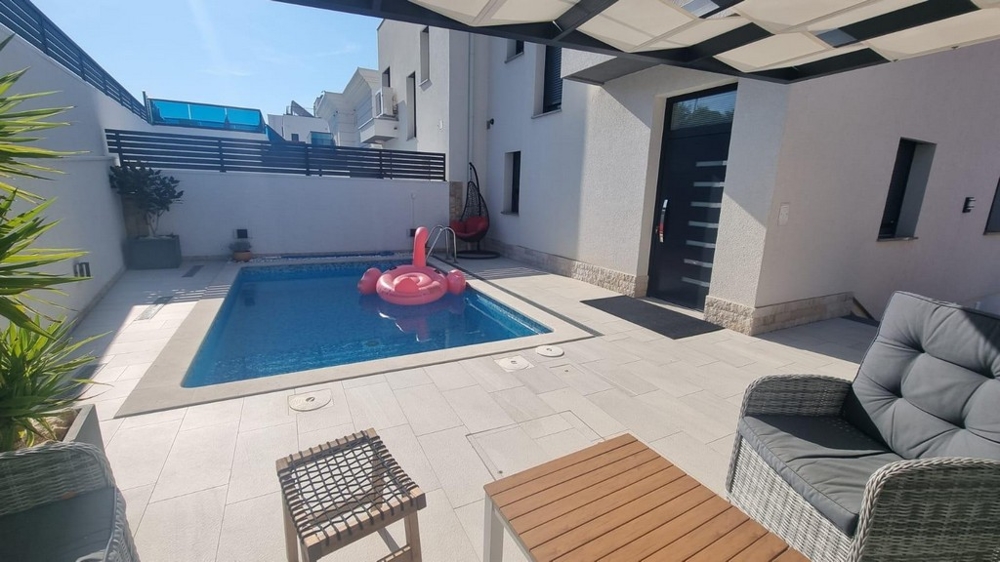 Horvátországi luxusingatlan medencerészlege