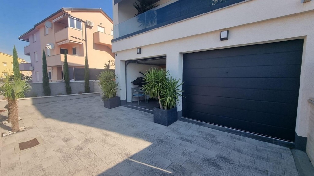 Modern horvát ingatlan előkertje garázskapuval