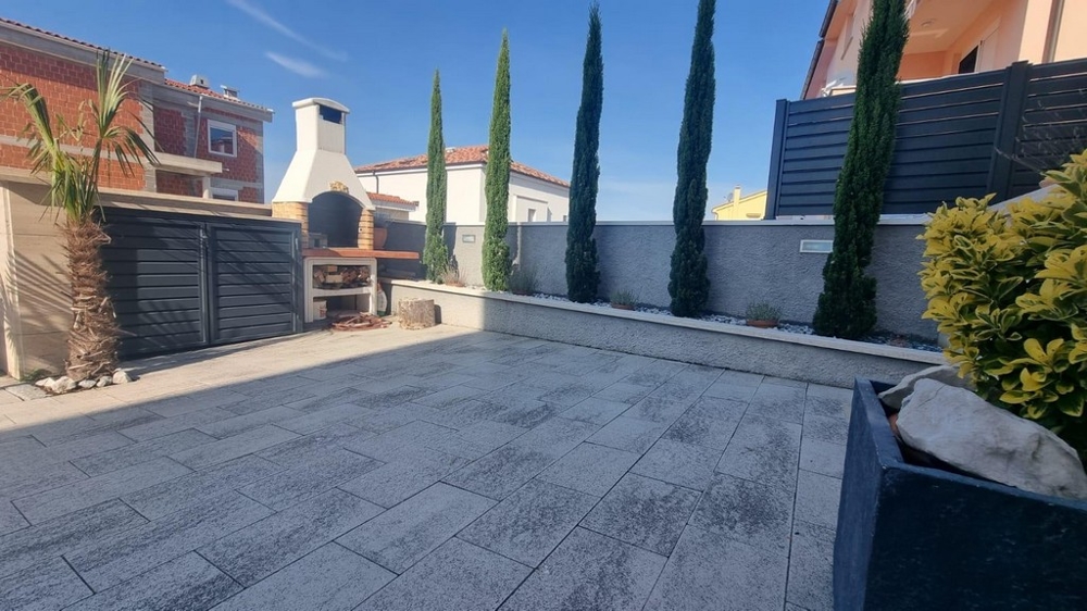 Kültéri grillezési lehetőség horvátországi ingatlannál, burkolt udvarral