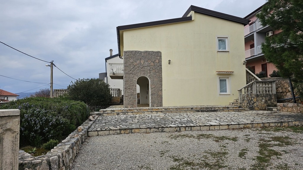 Eladó a ház hátsó része Karlobagban terasszal és bejárattal