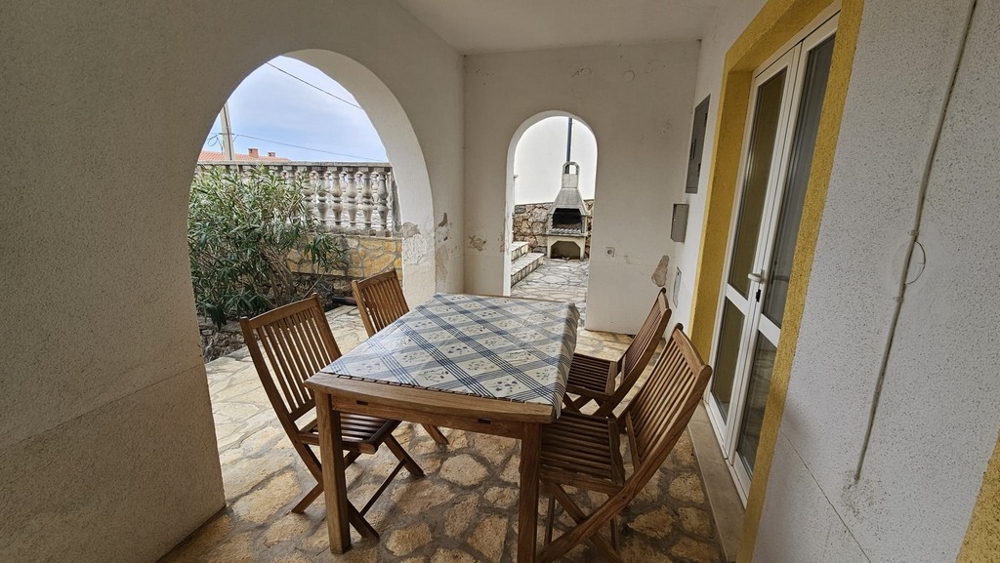 Karlobagban házban fedett szabadtéri terasz étkezőasztallal eladó