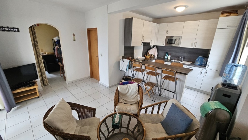 Karlobagban eladó a házban található nappali konyhás belső nézete