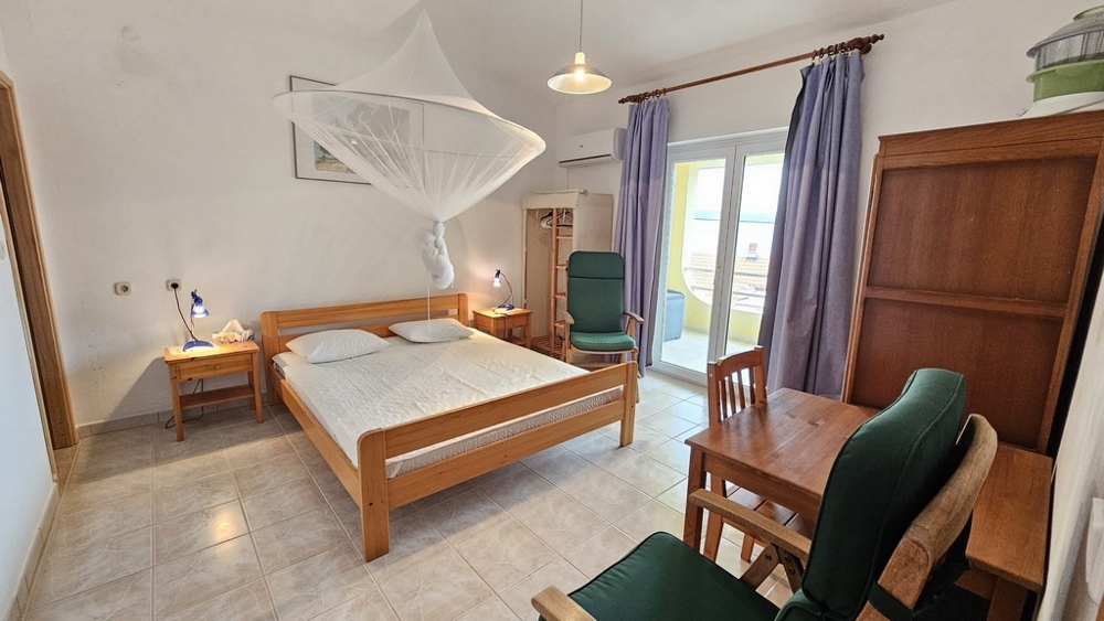 Karlobagban eladó hálószoba nagy ággyal és kijárattal a házban