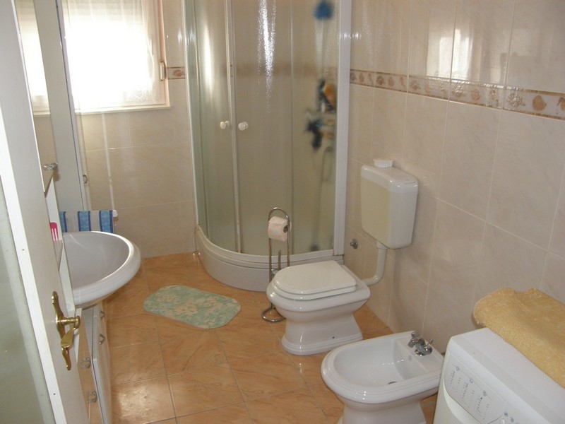 A horvátországi villa fürdőszobája zuhanykabinnal és hagyományos szerelvényekkel