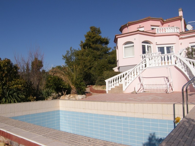 Rózsaszín villa Horvátországban úszómedencével és kilátással a környező természetre