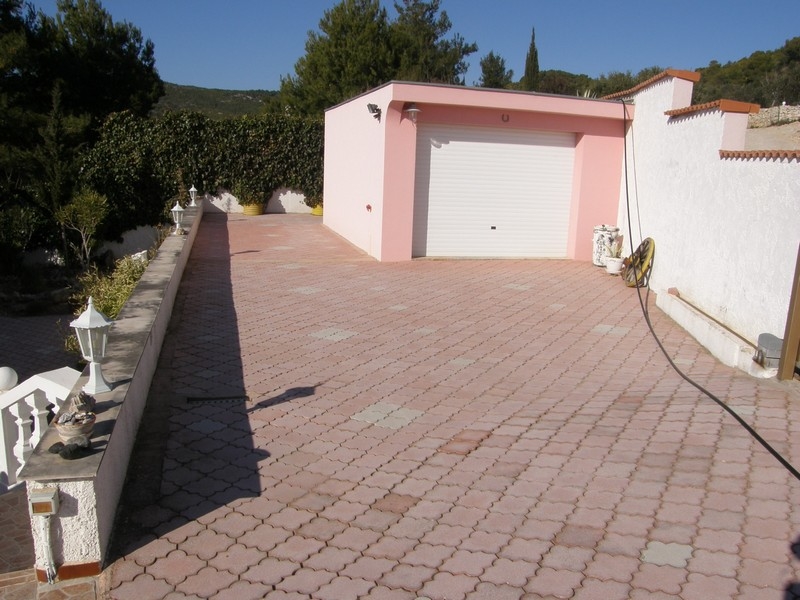 A Horvátországi Panorama Scouting által eladásra kínált H2901 rózsaszínre festett ingatlan garázsa.