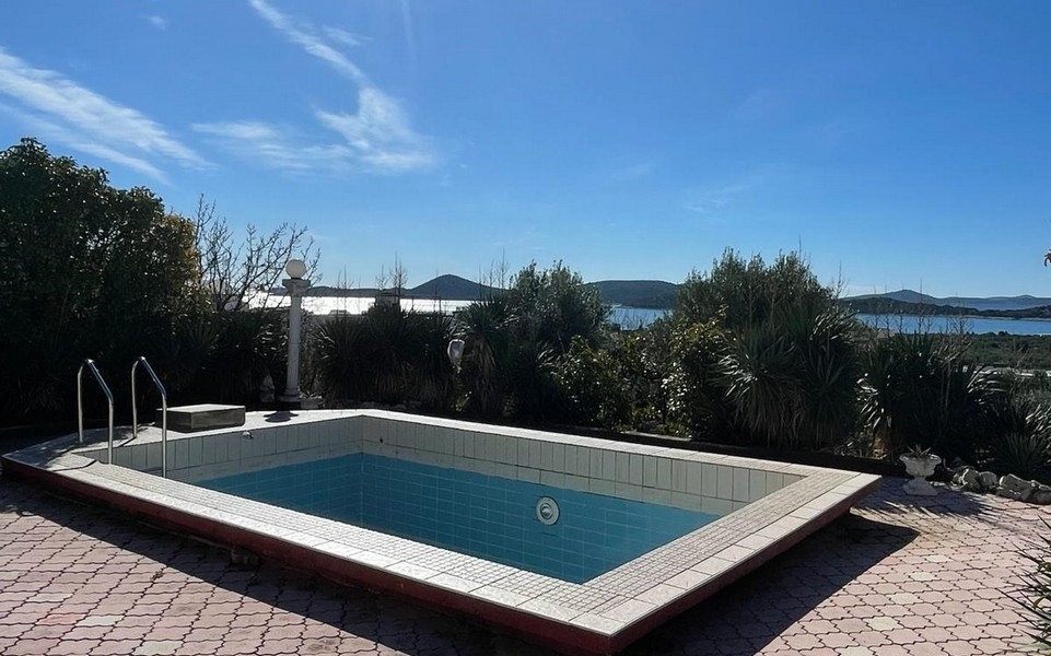 A horvátországi villa úszómedencéje, kilátással a környező vidékre