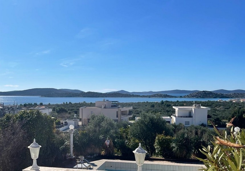 Széles látószögű kilátás a medencére és a villa tengerre néző kilátással a távolban Horvátországban