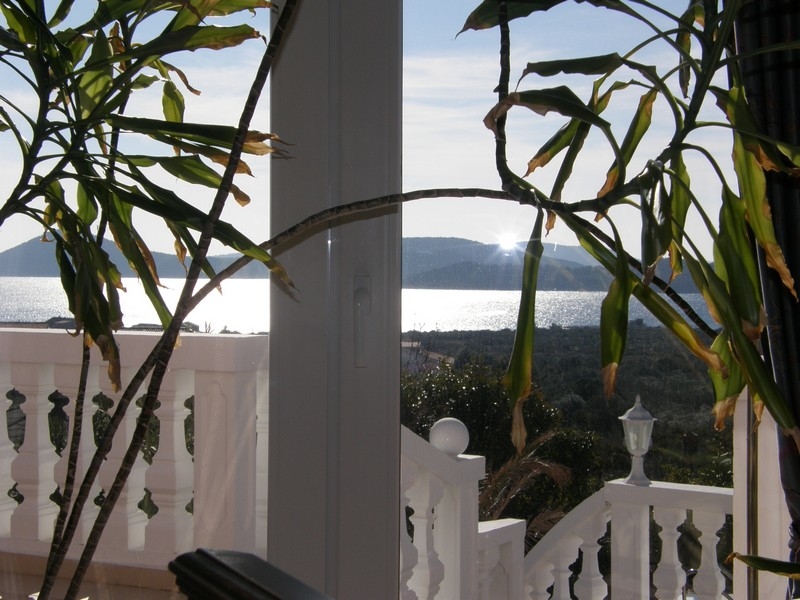 Tengerre néző kilátás a horvát villában található apartman nyitott francia ablakain keresztül