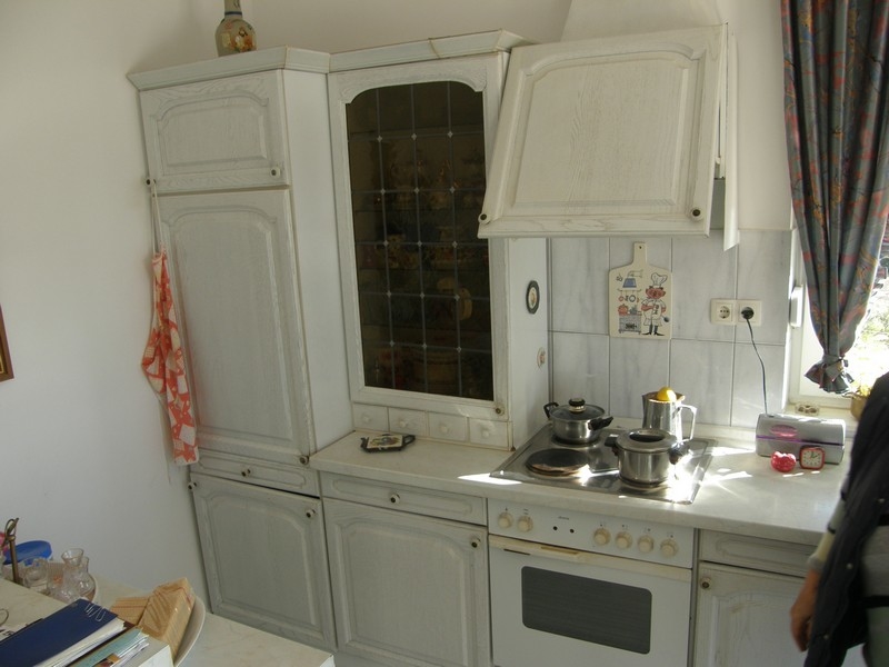 Hagyományos fehér konyha fa díszítéssel a villában Horvátországban