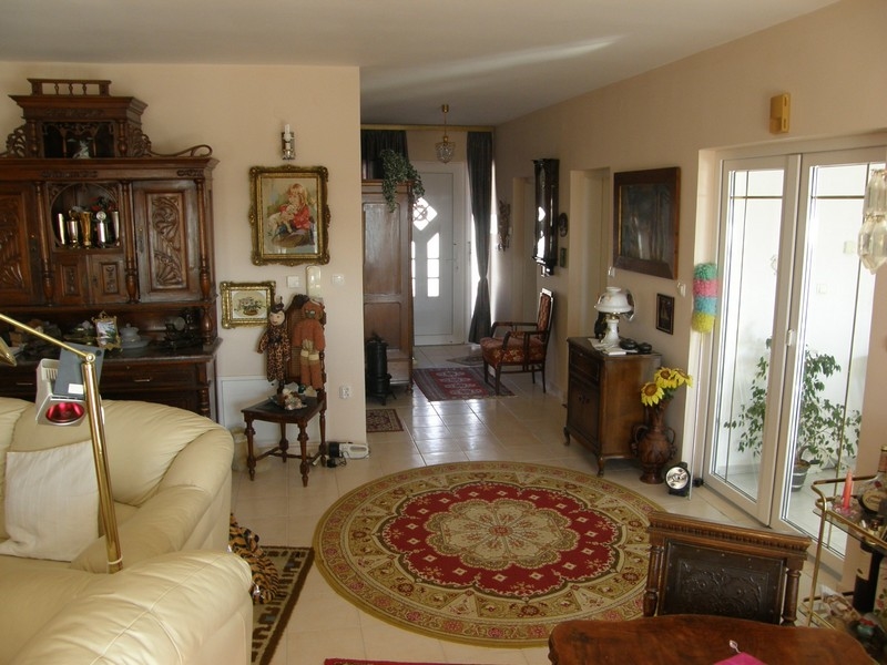 A horvátországi villa nappalija klasszikus bútorokkal és művészettel a falakon